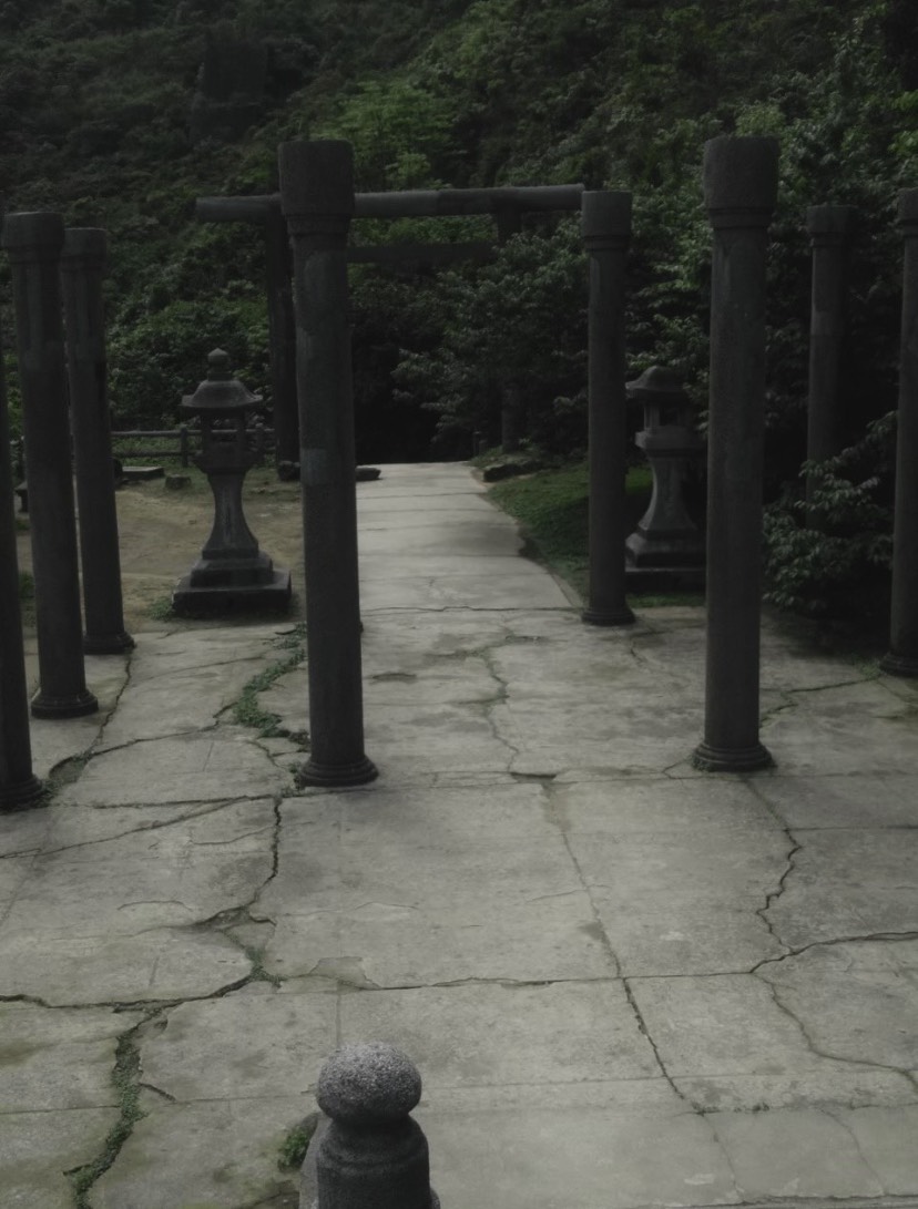  創建於1898年的金瓜石神社，是臺灣史上第3座神社，1936年改建，為當時地區重要信仰指標，後因戰爭遭損壞，僅存兩座鳥居、幾盞石燈籠，以及社殿的地基與樑柱，於2007年列為新北市市定古蹟