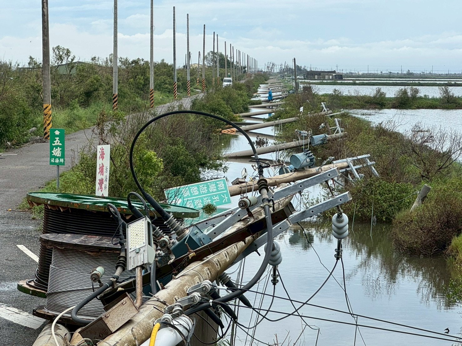 丹娜絲颱風勢橫掃南台灣,全國倒斷電桿近2500支,幾乎全數集中於嘉南地區。
