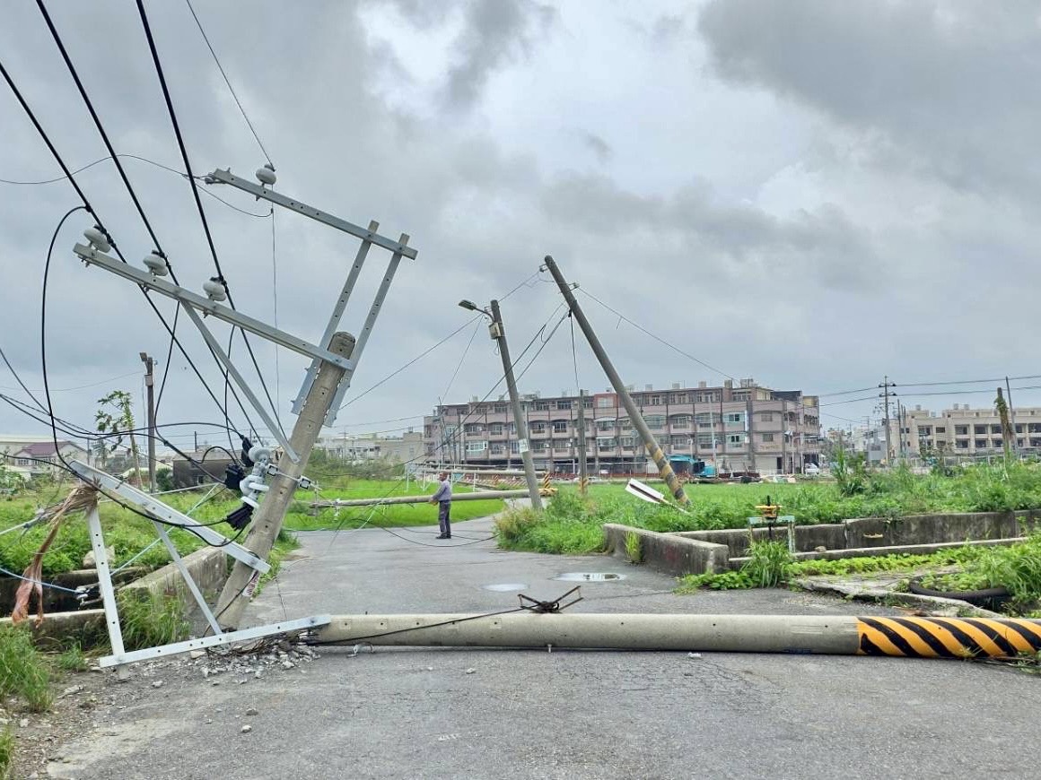 圖說:丹娜絲颱風在無中央山脈屏障下重創嘉南平原,全國電桿倒斷規模統計至今,已達近2,500支。