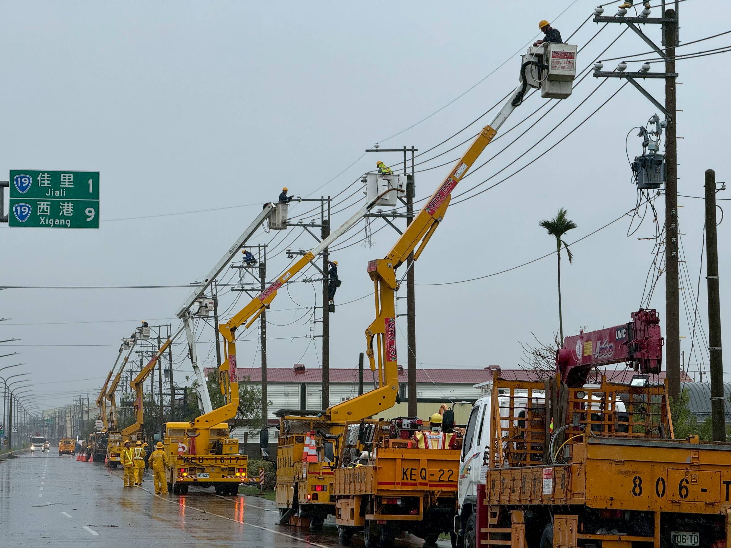 電桿重建耗時耗力,須先清除舊桿及路樹外,再透過大型重機具將一根根重逾1噸的電桿立起、架線、修護送電。