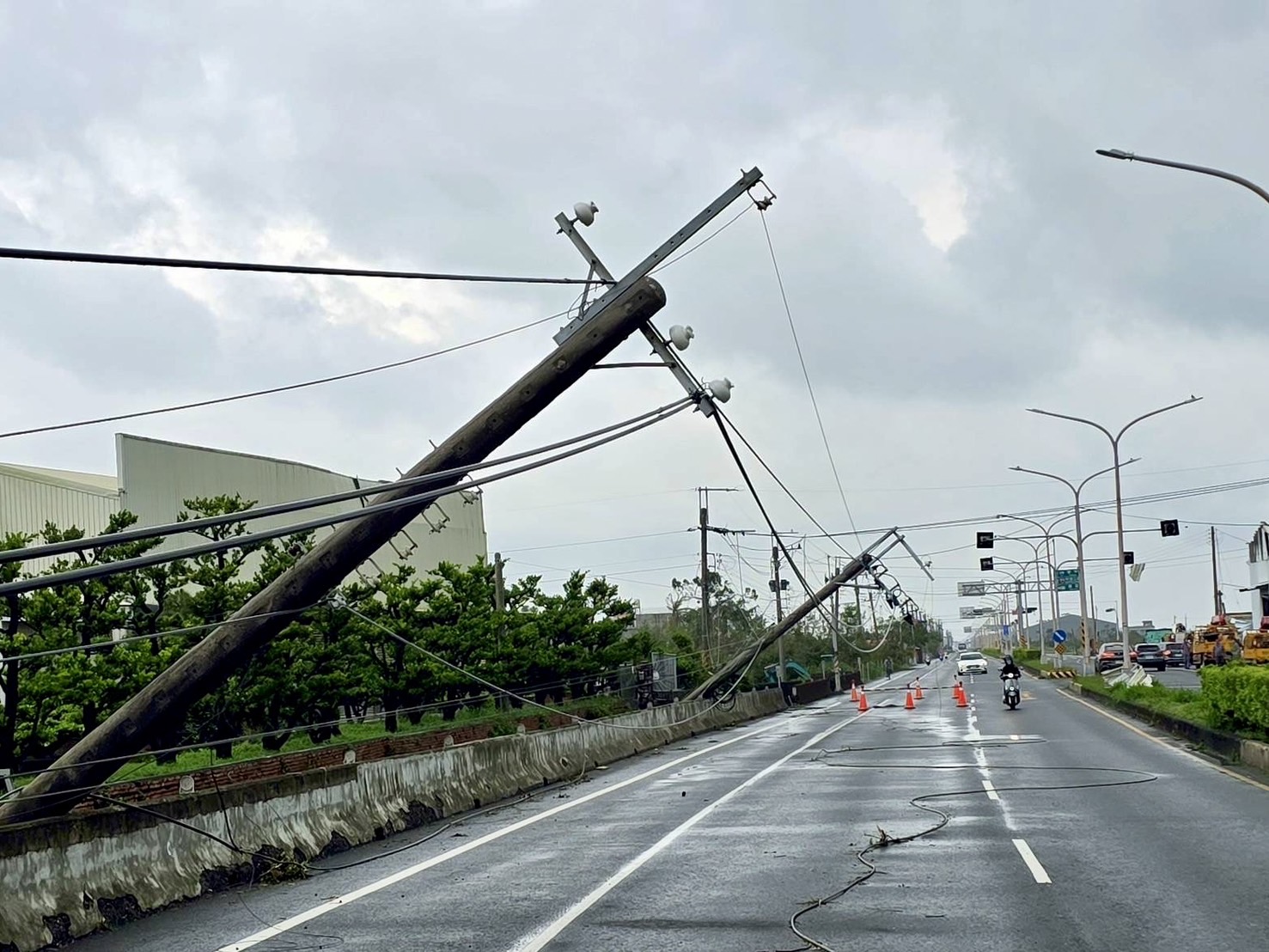圖說:丹娜絲颱風在無中央山脈屏障下重創嘉南平原,全國電桿倒斷規模統計至今,已達近2,500支。