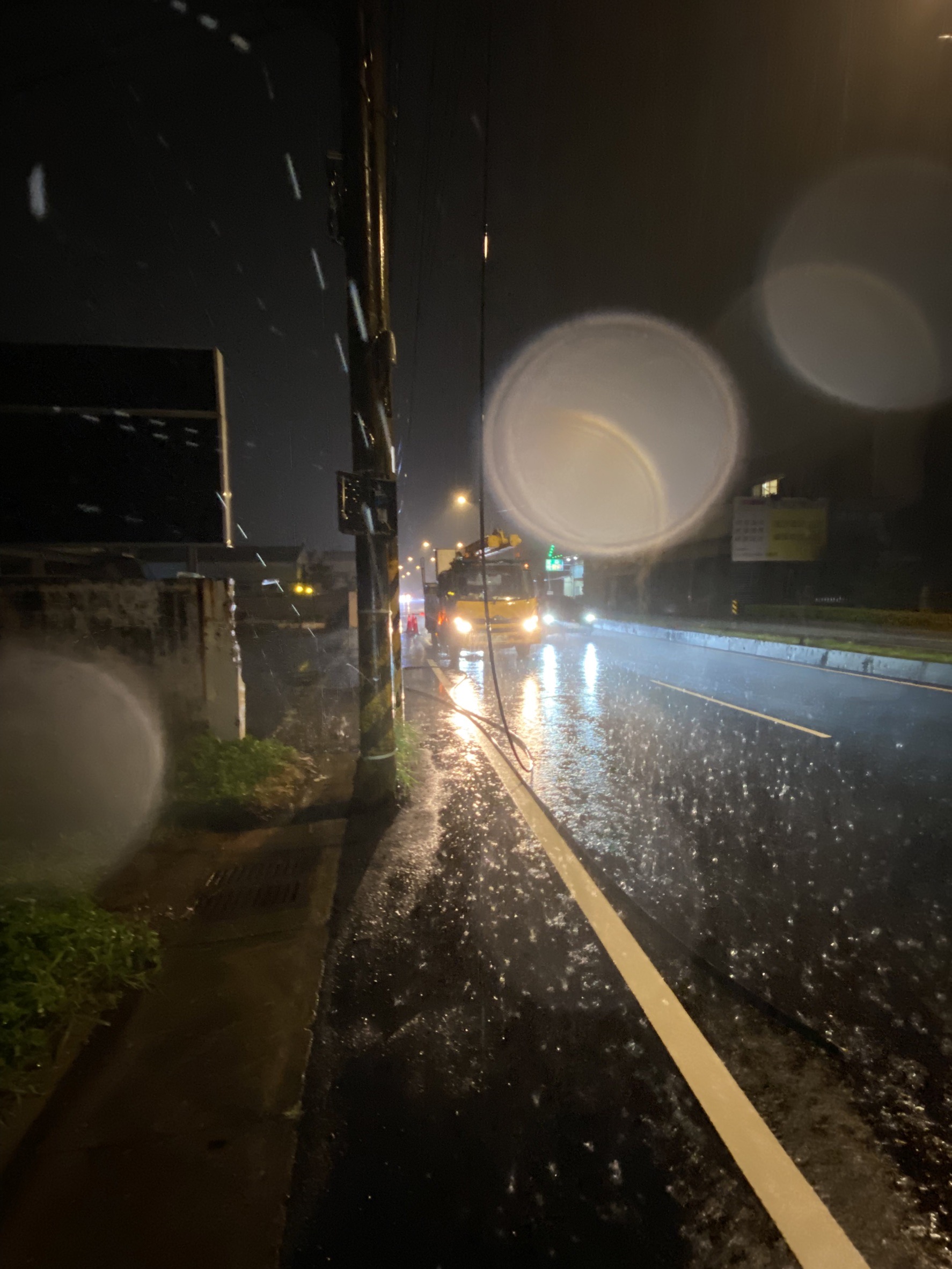 受雷雨影響容易造成設備故障或線路斷線，圖為桃園市大園區搶修工作。.jpg