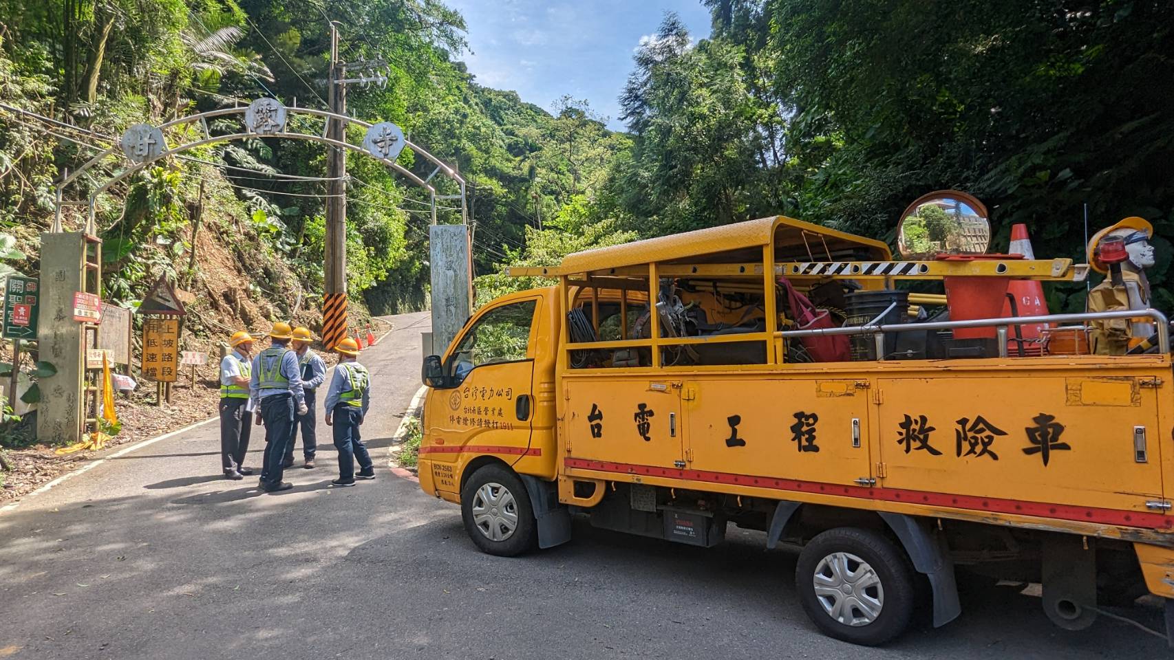 台電部署超過4,000名搶修人力、逾2,800輛搶修車輛及逾1,700台搶修機具,致力縮短復電時間。