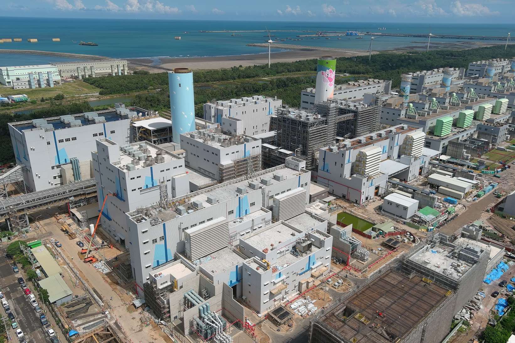 大潭電廠是北部地區重要的電力來源，配合用電需求成長台電於2017年即展開燃氣機組新建工程，打造3部總裝置容量316萬瓩燃氣複循環機組，其中大潭8、9號機已於去年上線供電；7號機亦將於夏季尖峰來臨前加入供電行列，提供穩定低碳電力。