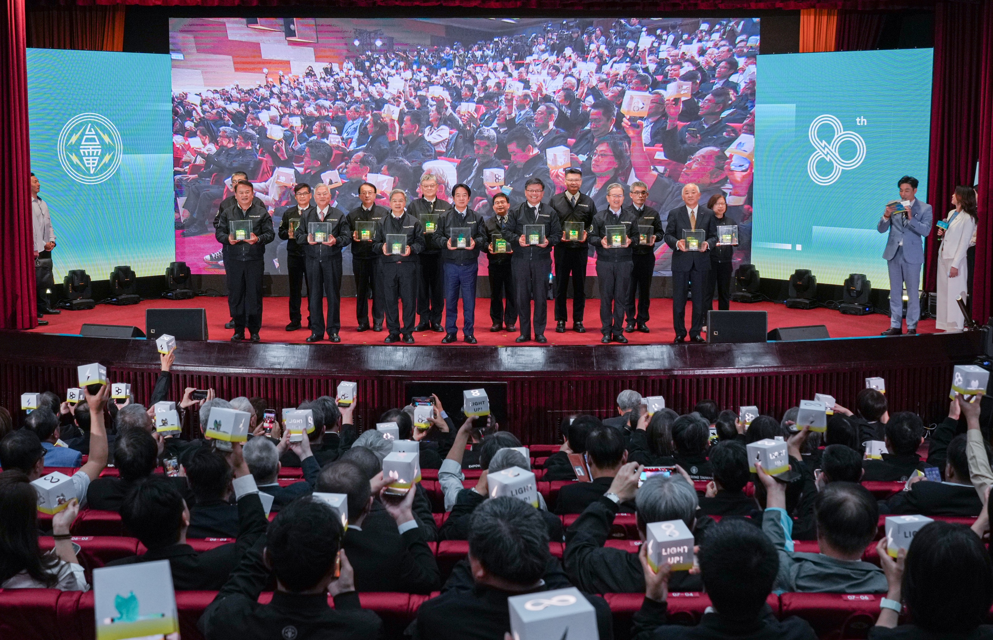 總統賴清德、經濟部長龔明鑫、台電董事長曾文生及各界貴賓手持能量方塊，與台電全體同仁共同為台電80周年慶生。