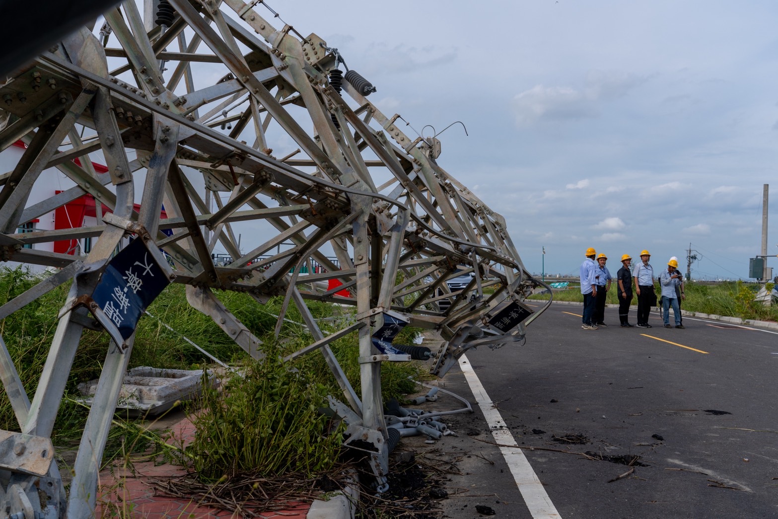 過往風災停電事故多為變壓器、線路斷落等設備引起,此次電桿倒斷及電塔倒塌範圍廣,屬數十年未見,需大量調度所需設備與搶修人力,且電塔修復作業須以大型吊裝作業,連帶影響搶修所需時間。圖為嘉義布袋地區倒塌電塔。