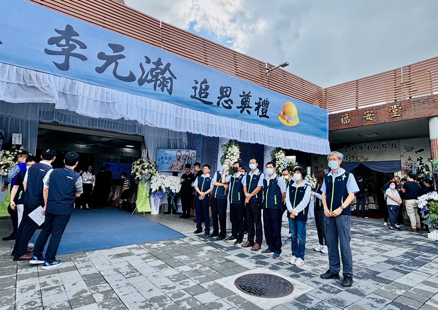 台電員工參加嘉義區處同仁李元瀚的告別式,淚送昔日同事最後一程。