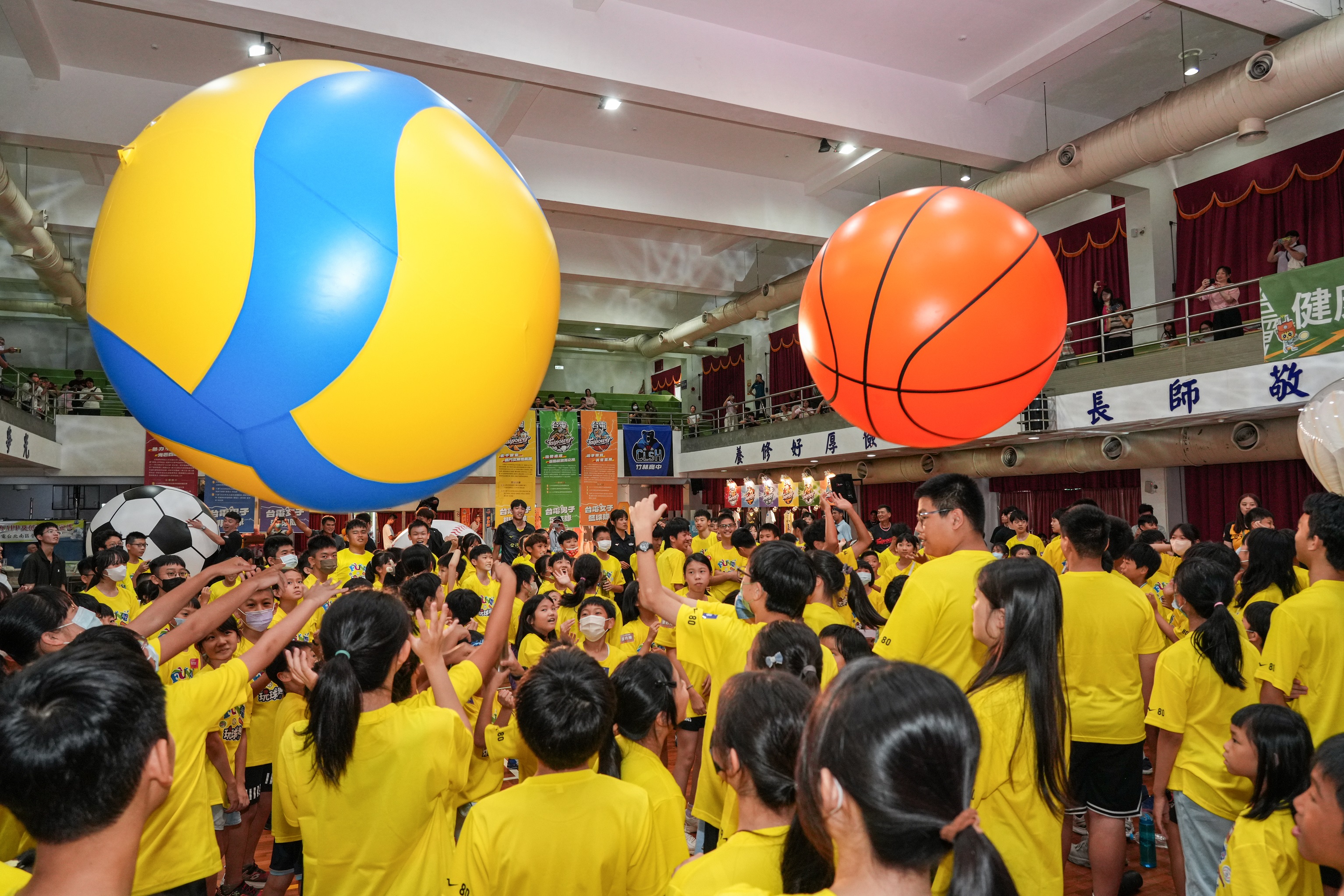 台電球類Fun電營今年暑假於全國9縣市展開棒、排、羽、足、籃五大球類夏令營,12場次共吸引3,600名學童爭搶報名。