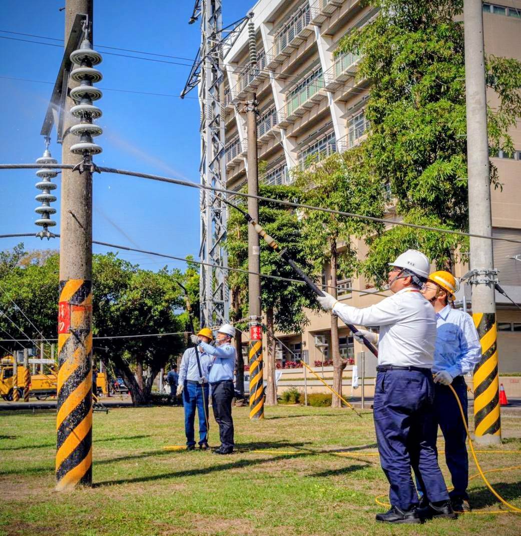 高壓鐵塔上的「輸電礙子」易受灰塵、鹽霧、鳥糞等汙染進而引發停跳電事故，因此必須定期執行礙子清掃作業，以確保供電安全。台電董事長曾文生親自體驗輸電清掃礙子任務，藉此了解在第一線電力人員的專業與辛勞。