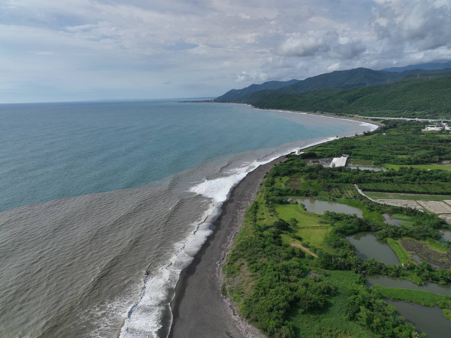 圖說：台電今(9)日出動空拍機觀測，恆春海域泥沙範圍廣距離長，其規模非核三排水所能造成。
