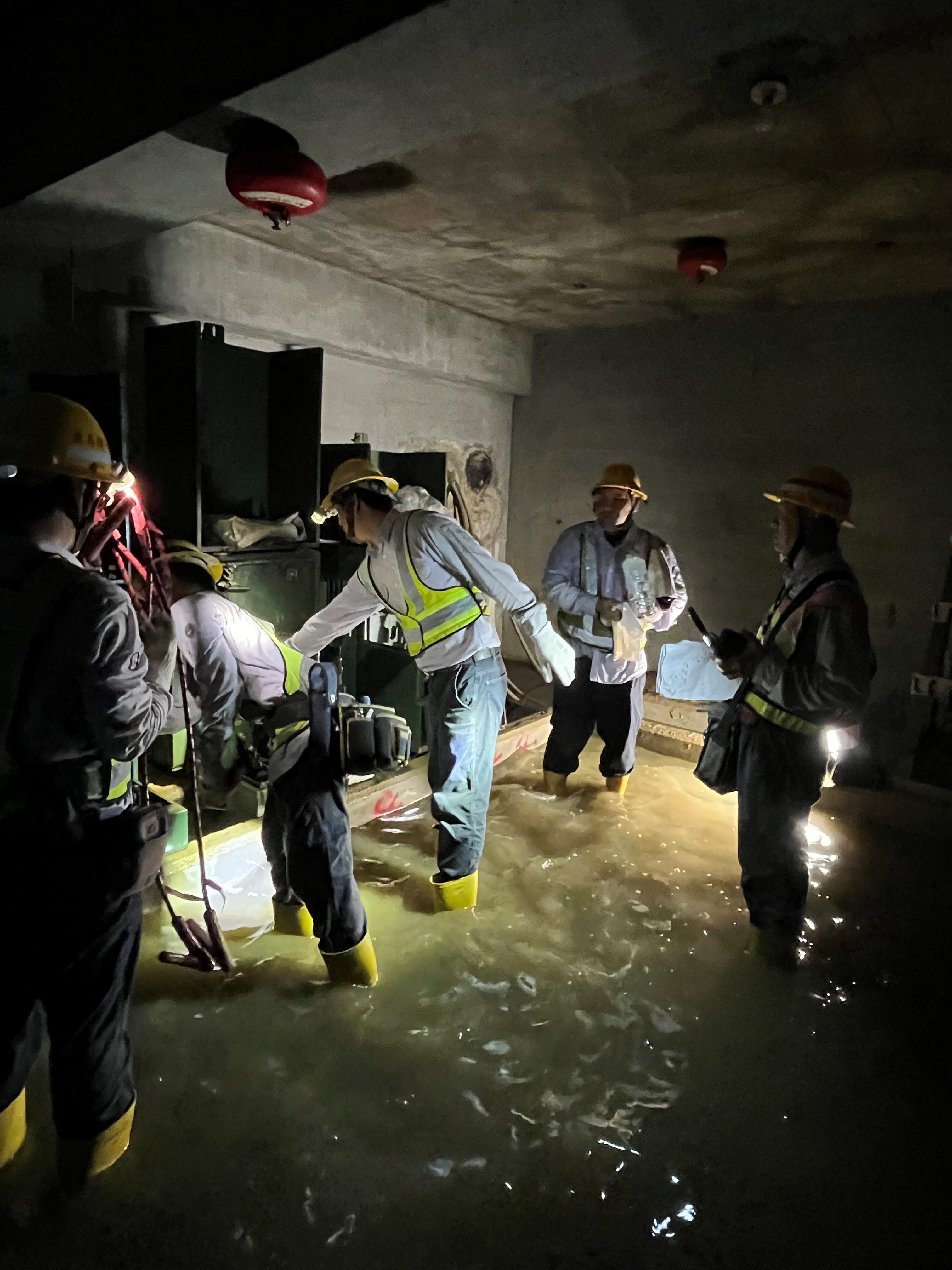 淹水造成多處大樓地下配電室設備受損，待抽除積水後，還須逐一將泡水設備洗淨、擦拭、點檢，若變壓器、開關設備或用戶電表受損，都需一一進行更換，台電將全力搶修也盼民眾體諒。(2).jpg