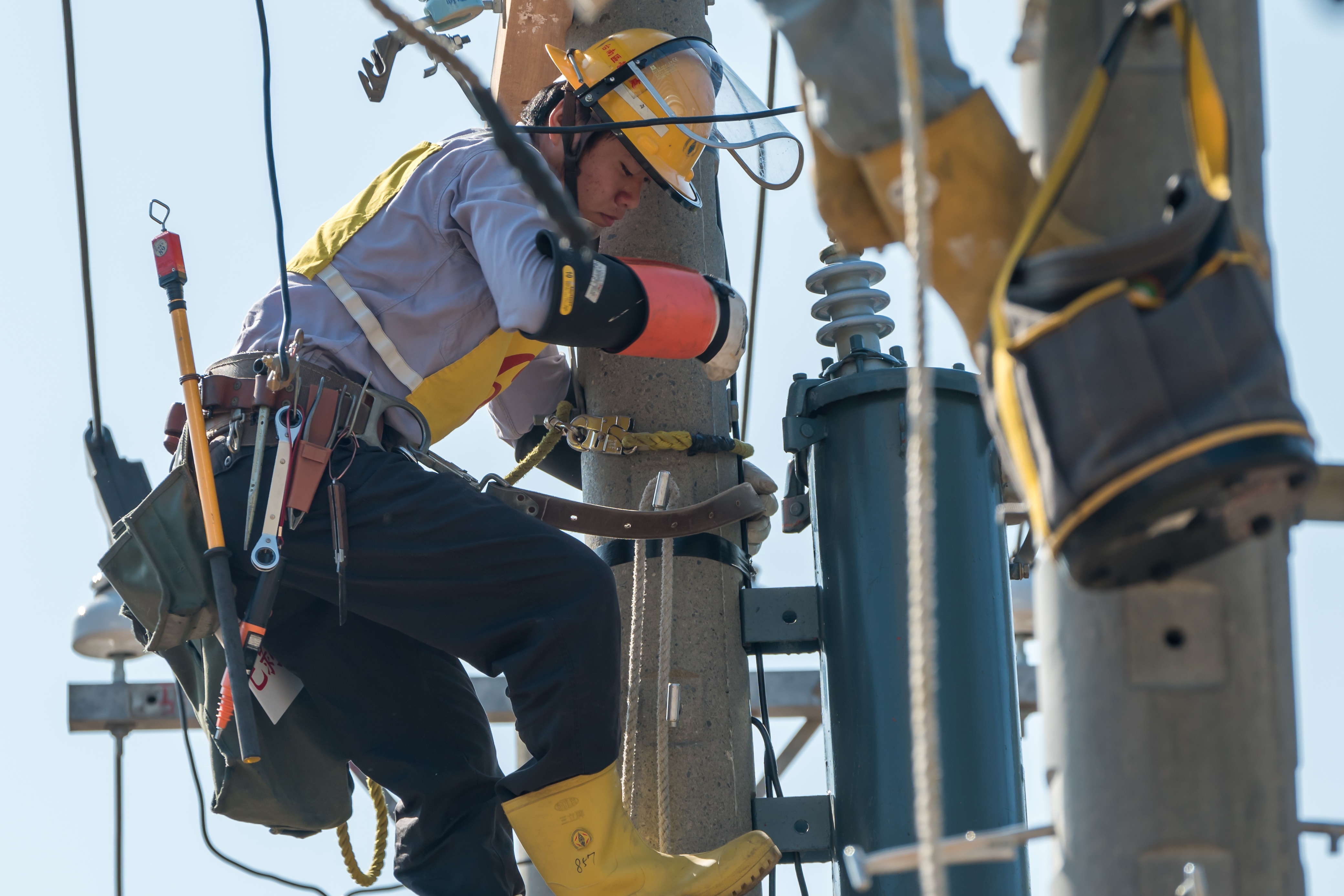 2026年台電僱用人員招考簡章預計12月24日公告，將再招募700餘名新力軍，包含配電、輸電、變電、電機等共14類別專業人力。錄取者於工作訓練期間起薪約3.7萬元。