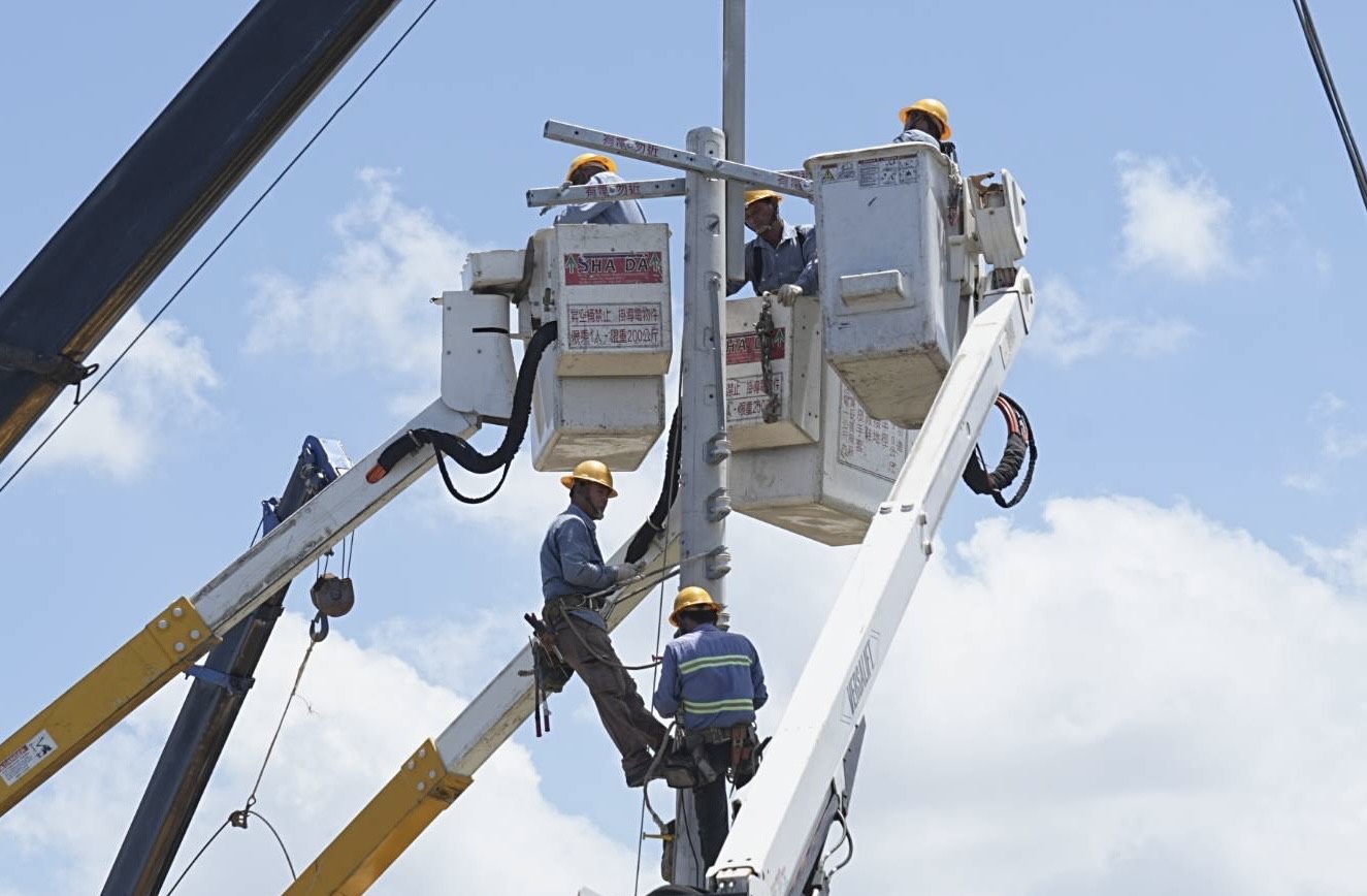 圖說:楊柳颱風襲台,強風造成嘉義東石鄉沿海地區電桿倒斷,台電動員搶修。