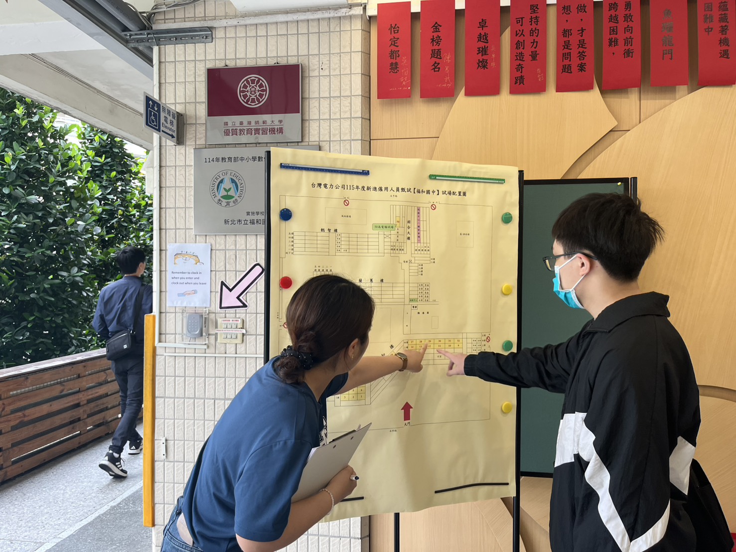 台電表示，預計7月14日公布複試名單，8月4日起舉行複試，錄取並完成訓練後正式僱用起薪近3.8萬元，從事電力現場工作或具電力相關專業證照者，更可破4萬元