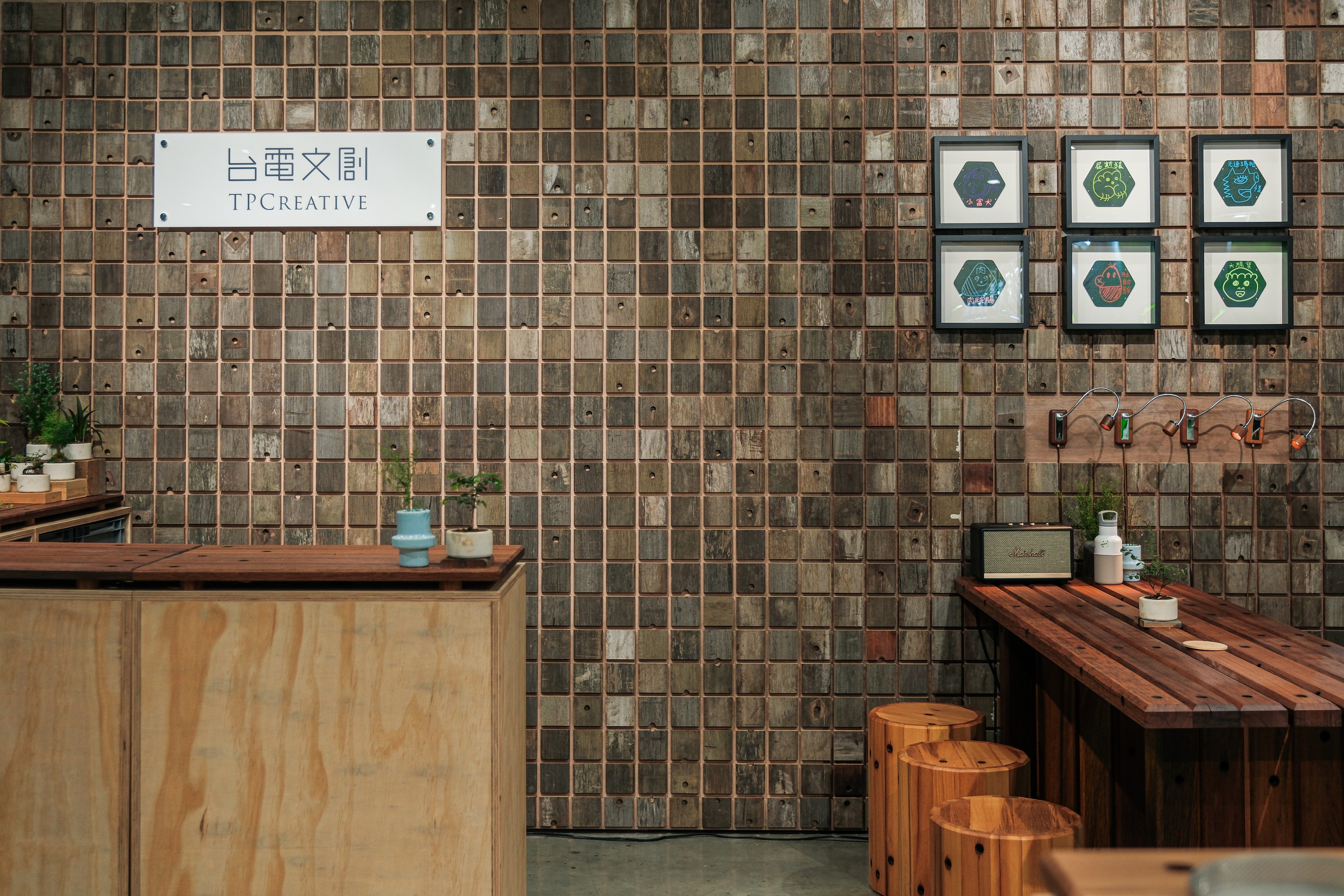 台電文創參與2025文博會,一口氣展出歷年來四大經典作品,並用回收木橫擔打造超吸睛馬賽克展示牆。