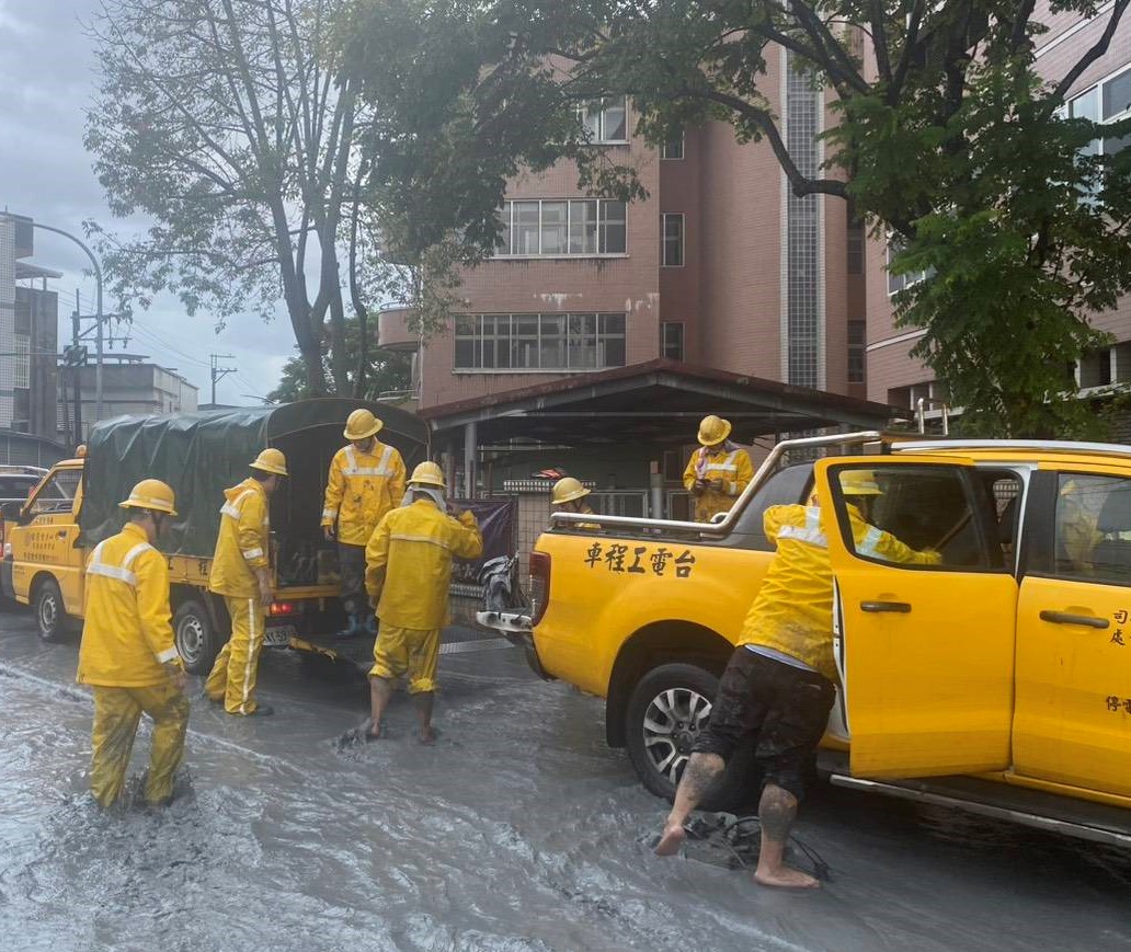目前花蓮部分地區積水、泥濘嚴重,造成搶修困難,台電將持續努力、盡早復電。