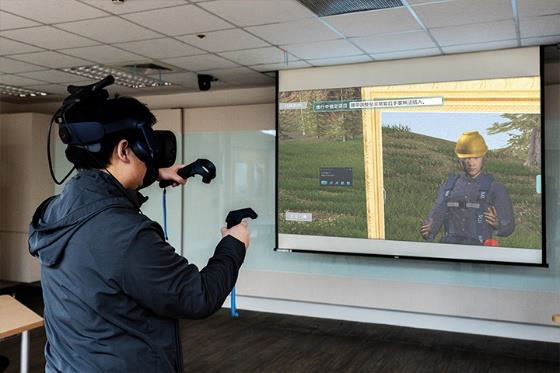 圖說：台電近年導入數位科技結合專業技術訓練，透過虛擬實境(VR)模擬各類電力作業情境，全面提升學員實體訓練成果。