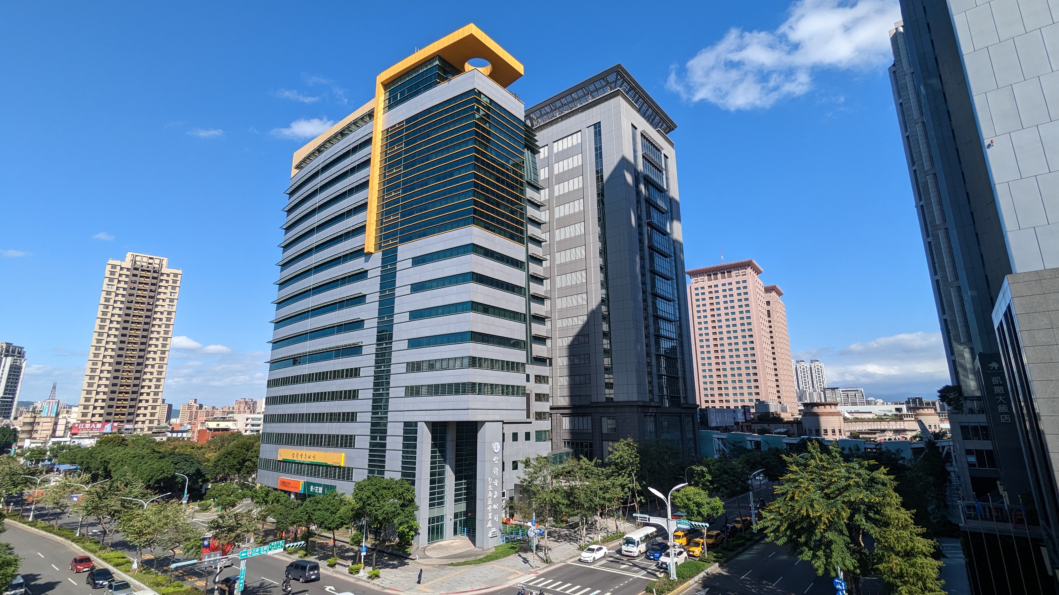 台電積極配合政府深度節能計畫,以總管理處大樓、綜合研究所樹林所區、林口訓練中心及北南、新竹、台中區處等6處為示範場域,推動節能改善計畫,其中北南區處辦公大樓經導入ESCO服務,全面升級中央空調系統,預估每年可省下近百萬度電。圖為台電北南區處。