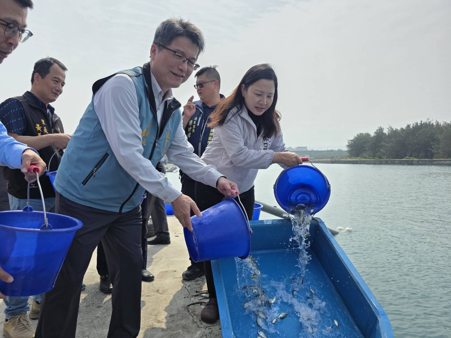 圖說:台電重視海洋生態保育,自2002年起每年辦理魚苗放流活動,進一步結合學術機構建立魚苗基因資料庫,為我國海洋研究資料累積珍貴數據。