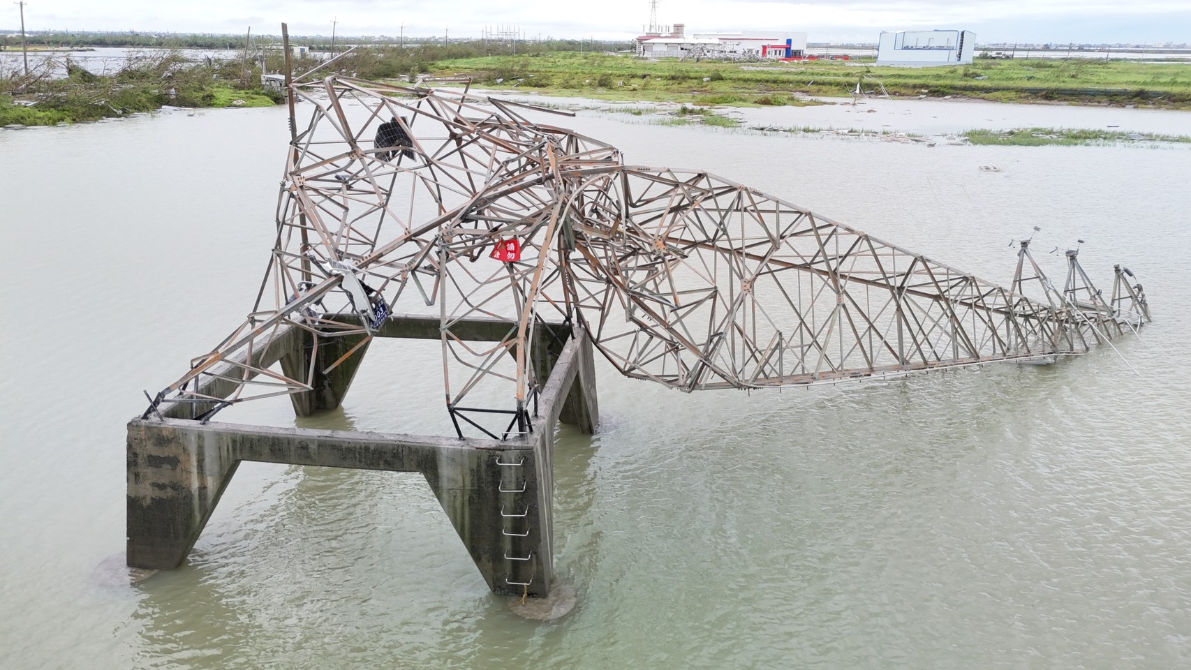 台電將努力先架設臨時線路,由配電系統轉供,致力於最短時間內復電,後續完成電網硬體設備修復,也盼受影響民眾理解。圖為嘉義布袋地區倒塌電塔。
