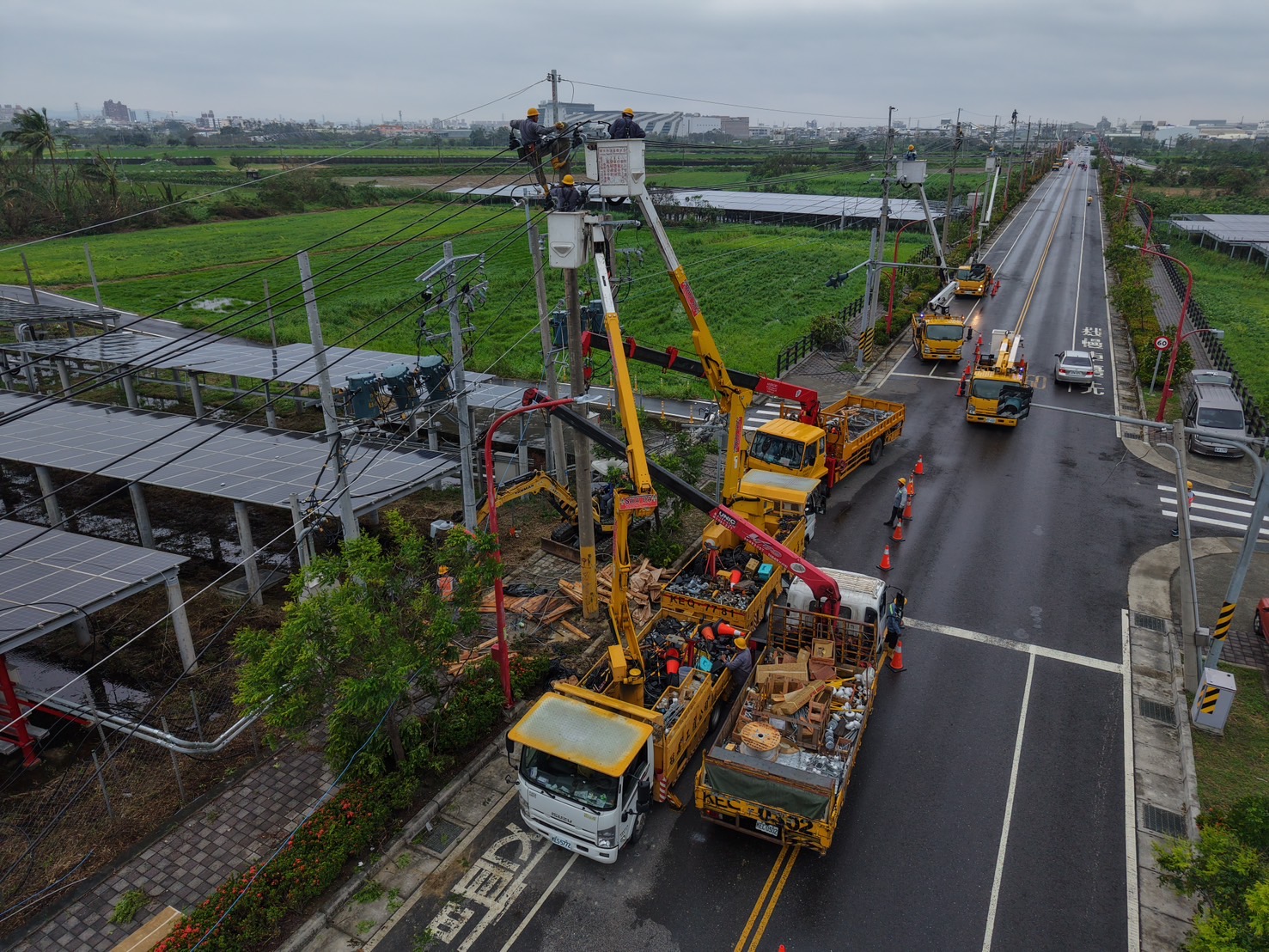 丹娜絲颱風所帶來的強勁風勢嚴重衝擊全台電網系統及輸電設備,台電同仁第一時間趕赴現場搶修。