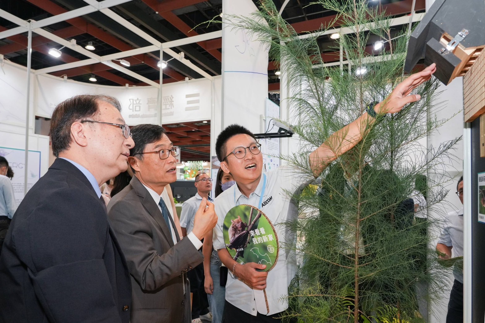 圖說：現場也有如迷你森林，以原生木麻黃植栽及蝙蝠巢箱復刻雲林台西風場蝙蝠棲地。圖左為台電副總經理蔡志孟、經濟部政務次長陳正祺。