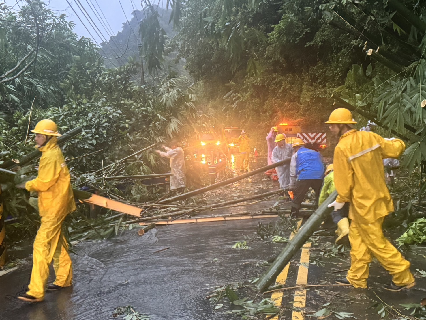 凱米颱風帶來強風暴雨席捲全台，造成全國累計超過70萬戶停電，台電全國已出動超過6000人持續搶修，至今修復近62萬戶、復電率逾87%，圖為台電今日於新竹搶修現場。