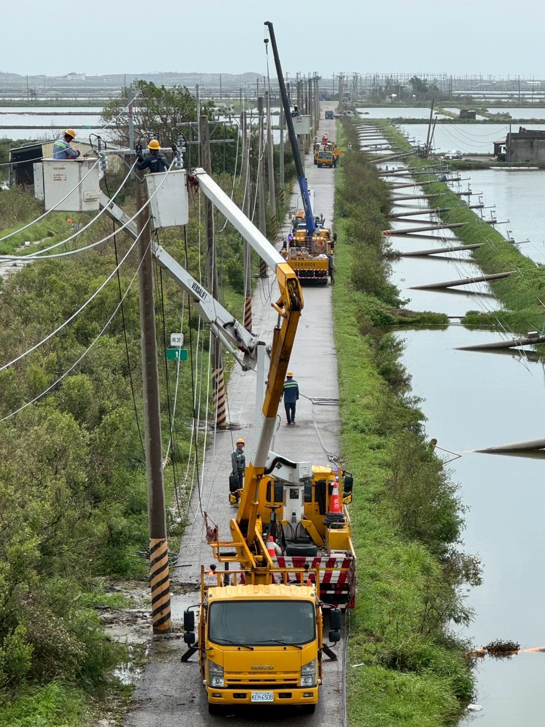 台電傾全國各區處9成搶修人力,力拚今日完成主幹線修復,前進大聚落搶修。