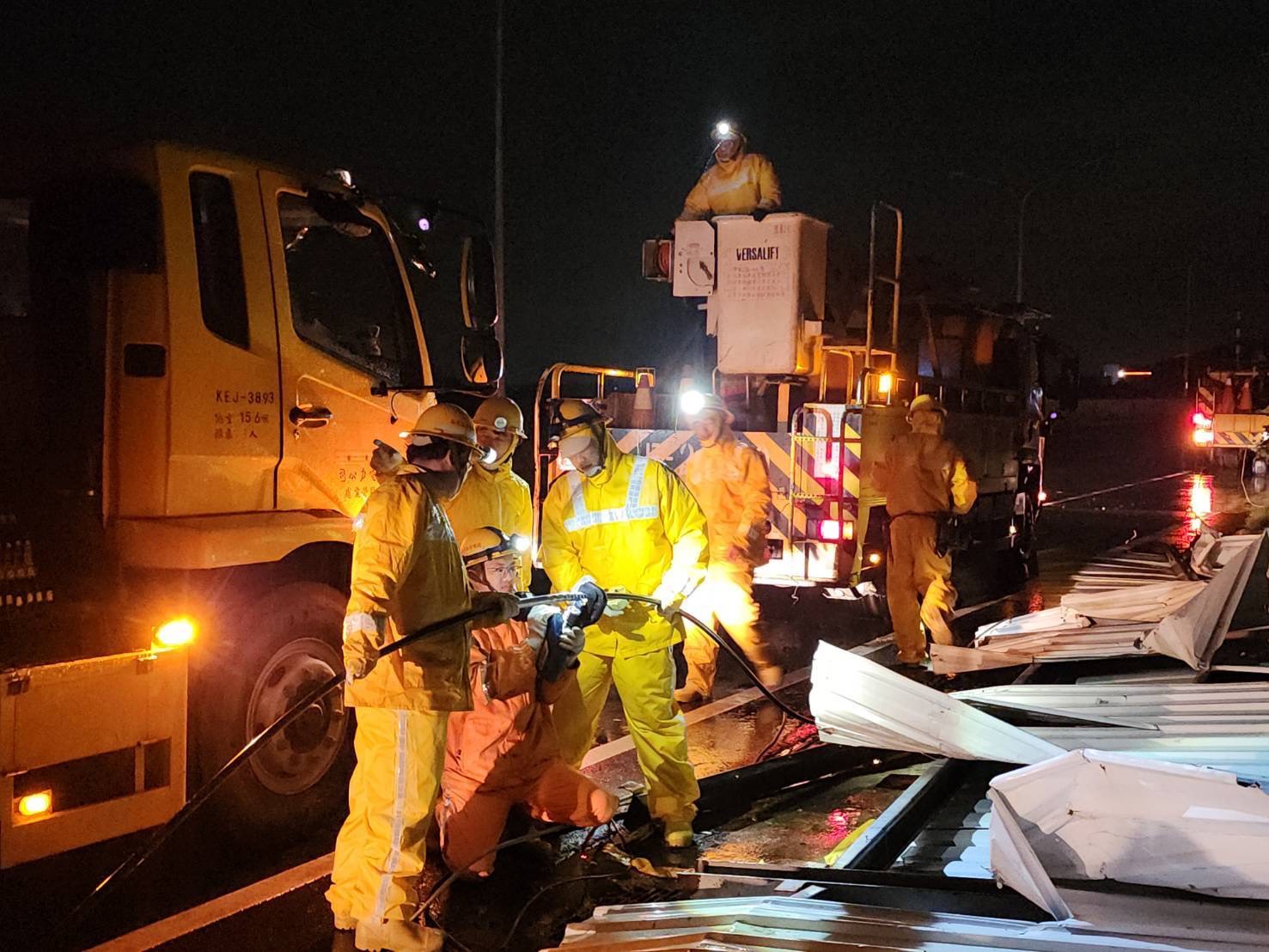 圖說:楊柳颱風造成高壓導線斷線,台電人員於台南市鹽水區搶修。