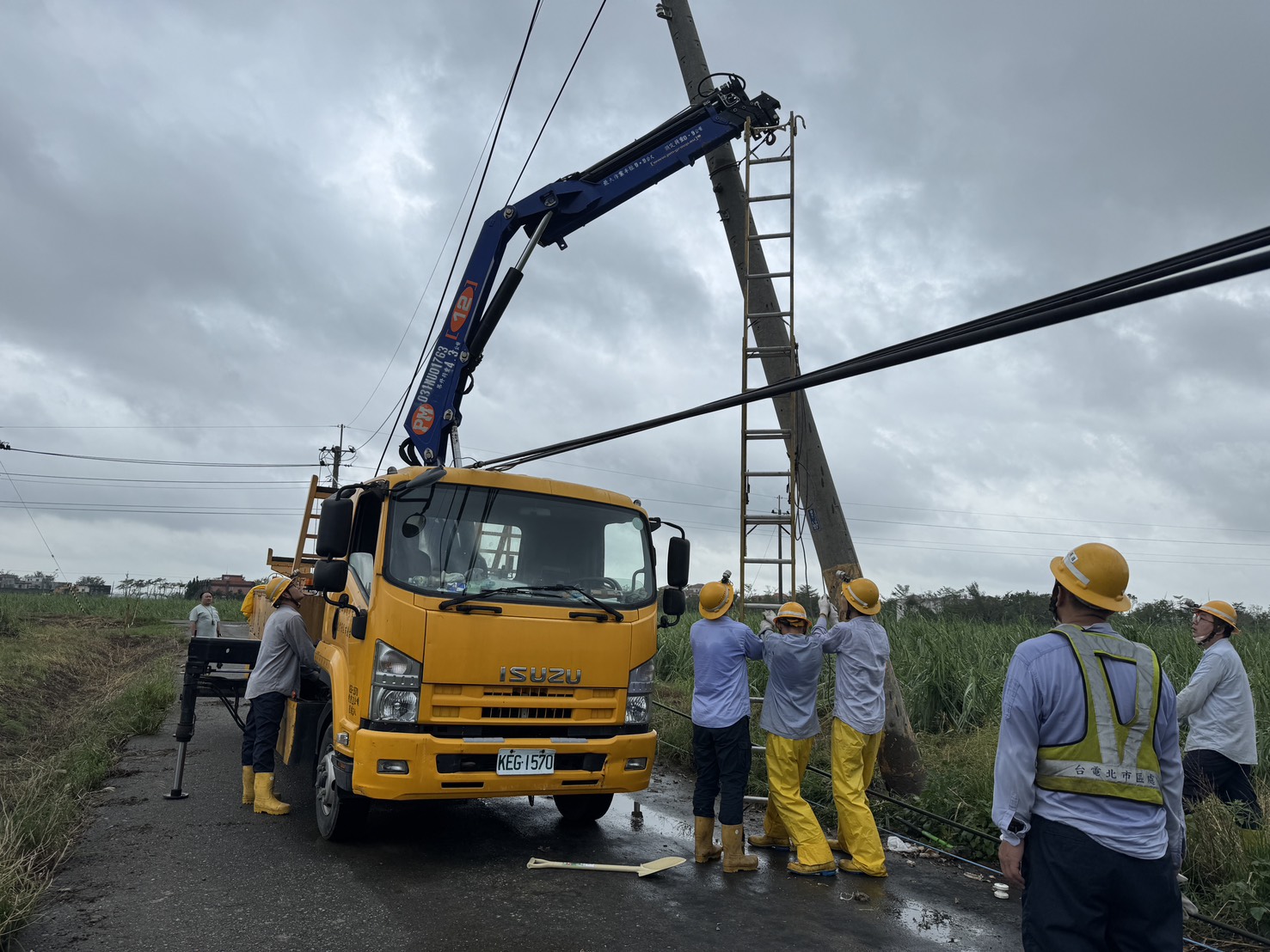 圖說:台電今日持續動員,可支援人力幾已傾巢而出,全國各區處超過9成搶修人力都集中嘉南全力投入復電作業。