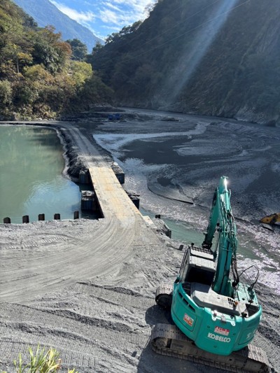 Construction and maintenance of the New East-West line depend heavily on the Danda Forest Road, Sunhai Bridge, and other existing roads. The collaboration between Taipower and FANCA successfully integrated road and grid maintenance work.